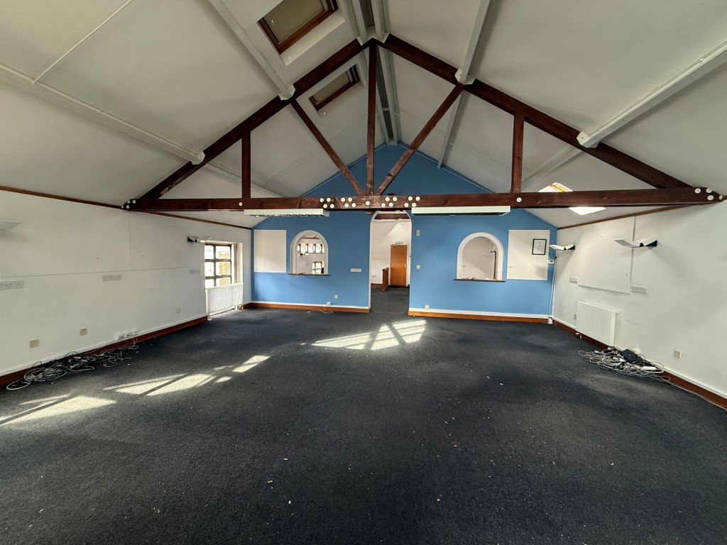 Lot: 69 - TOWN CENTRE OFFICE BUILDING WITH PARKING - Upstairs office space with beamed ceiling
